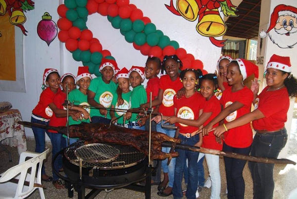 Niños, niñas y envejecientes de Maquiteria celebran fiesta navideña gracias a FundoVida