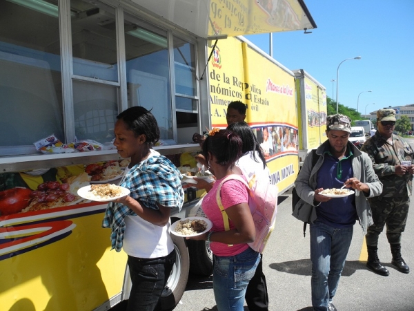 Comedores Económicos inician venta de comida en la sede del CURSO-UASD