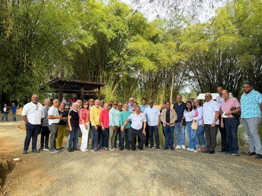 La foto muestra a los miembros de La Tertulia, en una imagen para la historia.