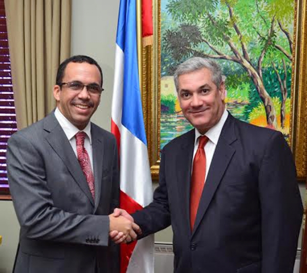 El arquitecto Andrés Navarro y el ministro de Obras Públicas, Gonzalo Castillo se estrechan la mano como gesto de bienvenida al gabinete del MOPC.