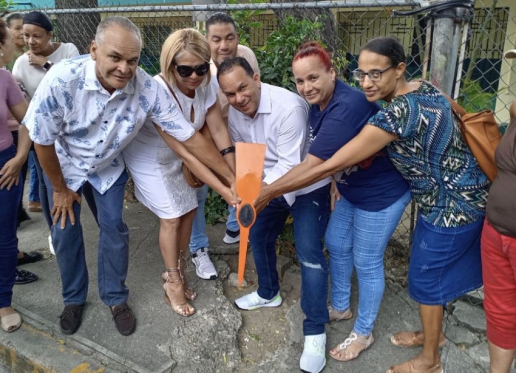 Alcalde de San José de Ocoa dispone construcción de aceras y contenes próximo al comedor económico.