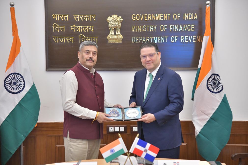 El director de la DGA fue recibido en la Embajada de la República Dominicana en Nueva Delhi, capital de la India, por el embajador ante la República India, Francisco Compres y el ministro Consejero, Fernando Chávez.