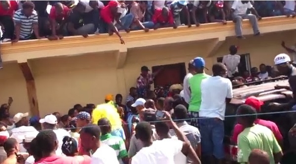 Haitianos se arremolinan en casa brujo que resucitaría al morir