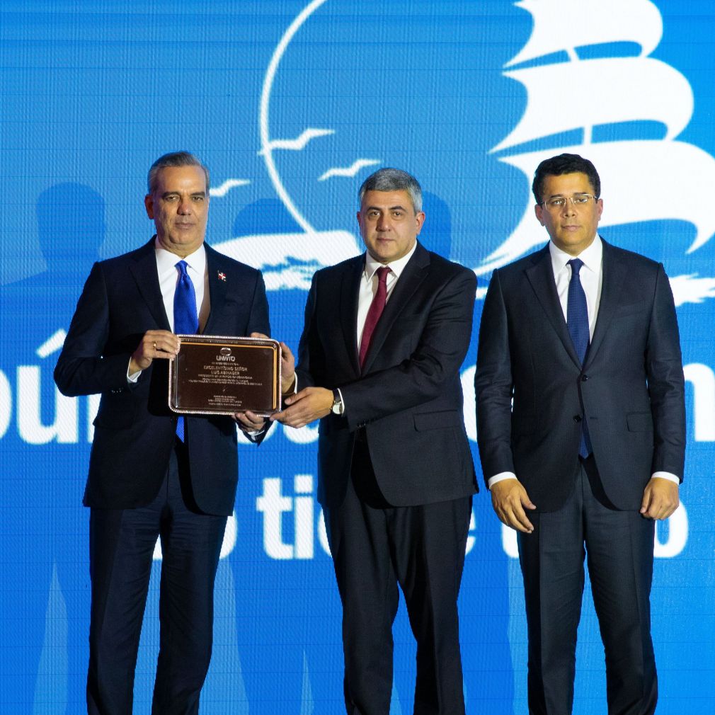 Presidente Luis Abinader, secretario general de la OMT, Zurab Pololikashvil y el ministro de Turismo, David Collado.