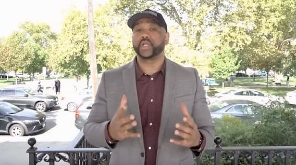 Elvin Dominici Encarnación hizo un llamado a la comunidad latina de Jersey City a las votaciones.