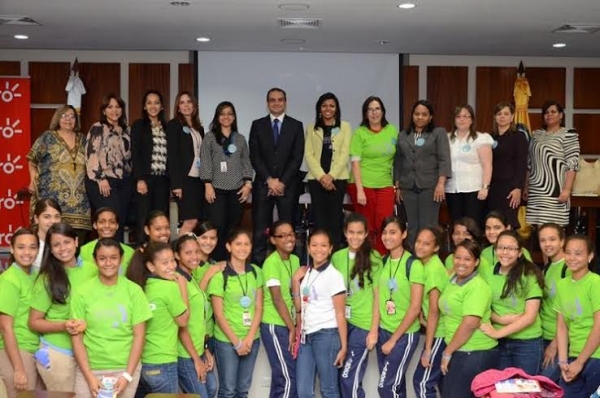 Motivan a niñas y jóvenes de Santiago a estudiar carreras tecnológicas