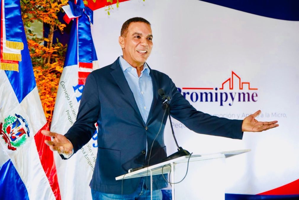 El Senador Carlos Gómez impulsa el desarrollo emprendedor: entrega RD$100 millones en créditos a 400 microempresarios en Moca.