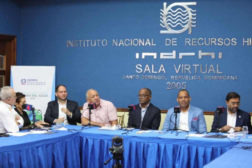 Funcionarios del sector agua junto a panelistas del programa radial el Gobiero de la Mañana, medio a través del cual fue celebrado este programa especial.