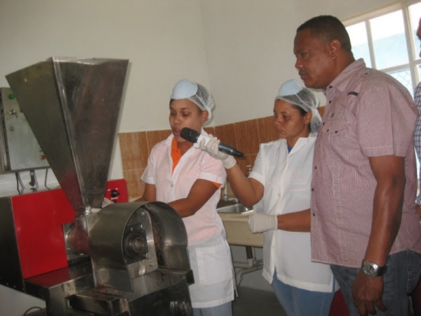Maquina para la fabricación de chocolate que funcionará por las mujeres.