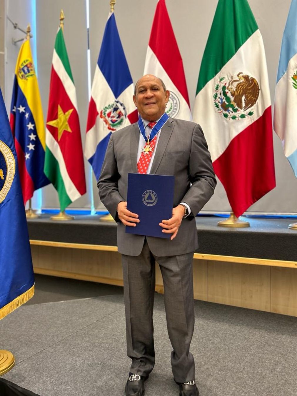 La distinción resalta la labor de integración de Rafael Santos Badía, quien fue miembro del Parlamento Centroamericano durante el período 1998-2000.