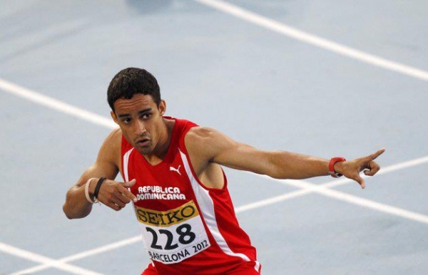 Luguelin Santos buscará una medalla en los 400 metros lisos en atletismo.
