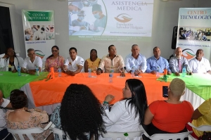 Mesa principal en el acto de inauguración del Centro de Asistencia Médica de la Fundación Salvador Holguín.