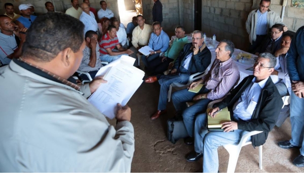 El presidente Danilo Medina, escucha a los productores de Neiba en la Región Enriquillo.