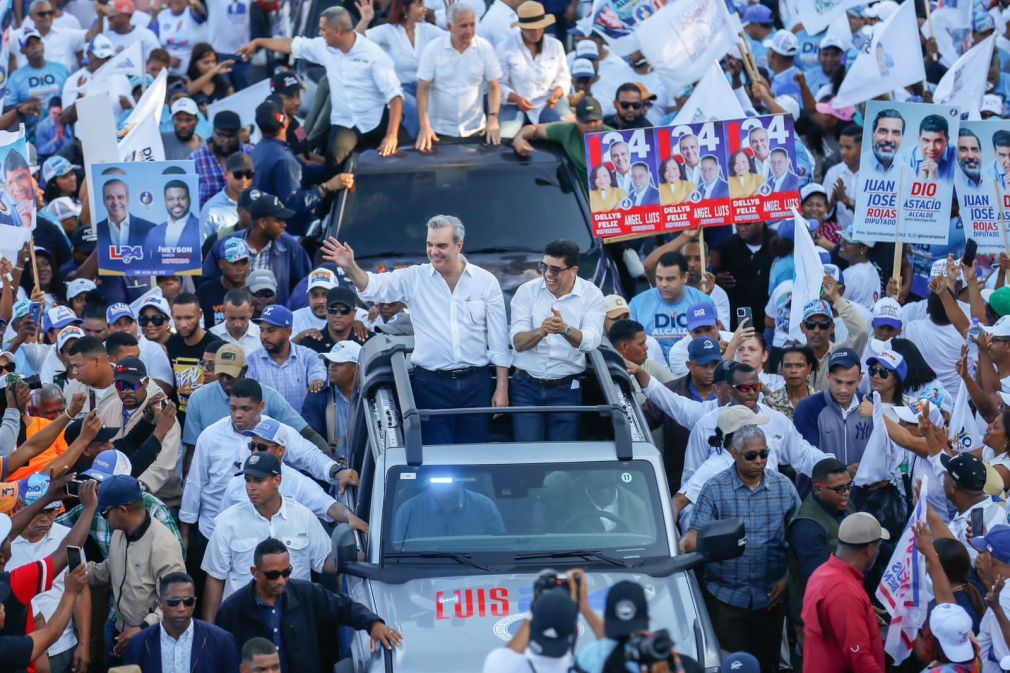 El primer mandatario y el candidato a alcalde del Partido Revolucionario Moderno (PRM), recorrieron barrios y sectores populosos de esa demarcación.