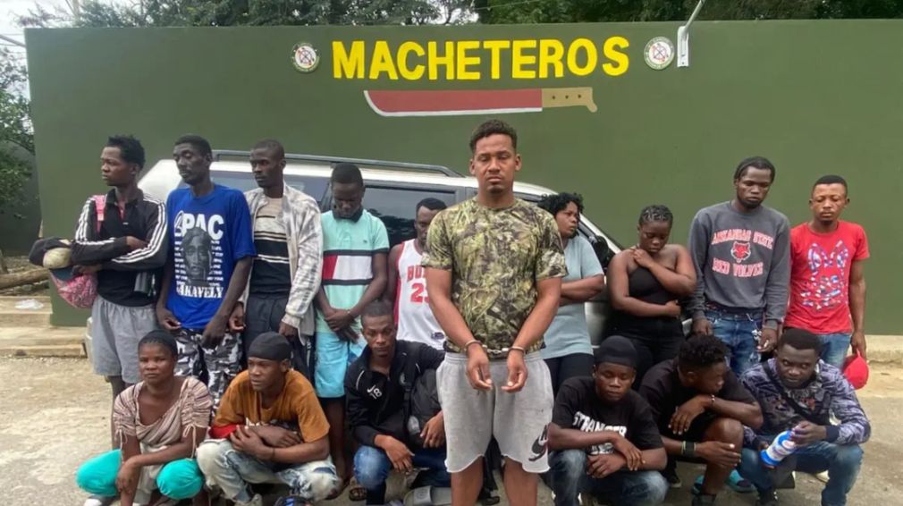 Dominicanos es detenido por el ejército traficando un grupo de haitianos.