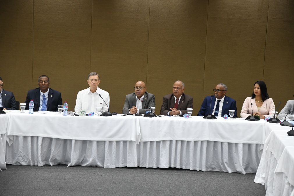 El Ministro de Relaciones Exteriores, Roberto Álvarez, fue recibido por el presidente de la Cámara de Diputados, Alfredo Pacheco y miembros de las Comisiones Permanentes de Relaciones Exteriores, Asuntos Fronterizos y Fuerzas Armadas.