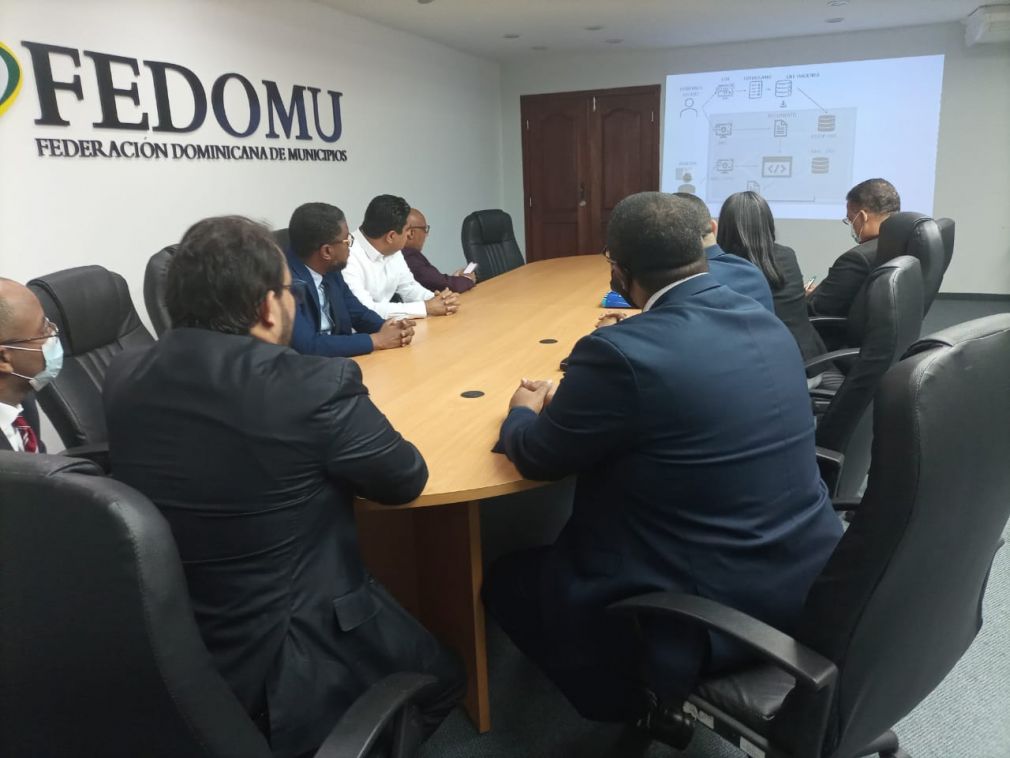 El presidente de Fedomu y alcalde de La Vega, Kelvin Cruz, recibió una explicación de cómo funciona la plataforma de parte del personal técnico del órgano de control y de su presidente Janel Ramírez. 