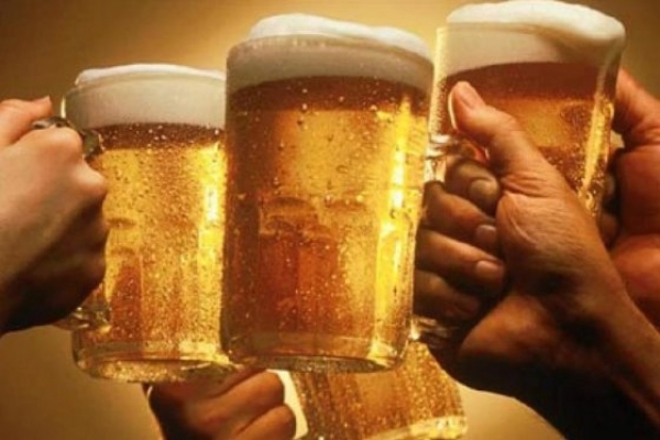 Bebedores de cerveza reciben baño de agua fría con alza en precio