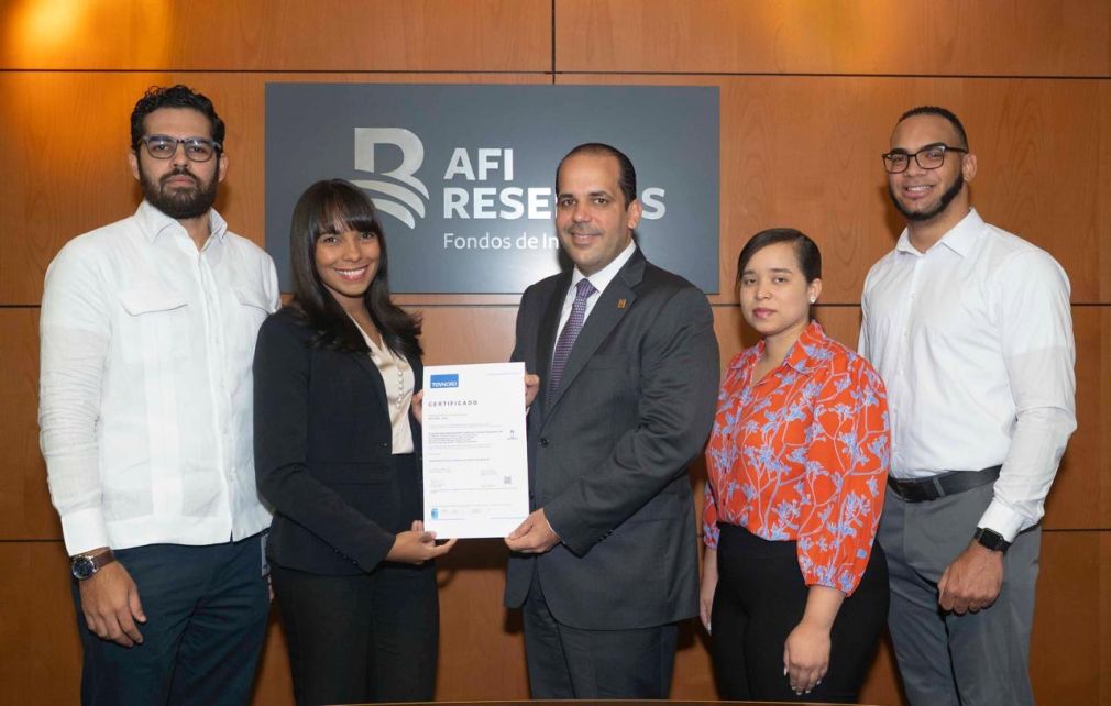 Marbel Güilamo, director de Cumplimiento Ético, Anticorrupción y Antisoborno; Heirony Castro, vicepresidente de Cumplimiento; Leandro Villanueva, vicepresidente ejecutivo de AFI Reservas, y Carolina Germán, gerente de Cumplimiento de la entidad.