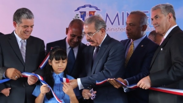 Medina inaugura cinco nuevas escuelas en Monseñor Nouel