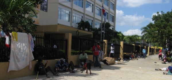 En la grafica se observa el desorden por necesidad que tienen los haitianos frente al Ministerio de Trabajo, donde reclaman al gobierno gestionar a un empresario dominicano, el pago sus prestaciones laborables