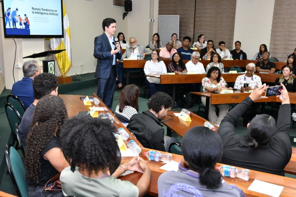 El economista Alberto Castillo Aroca instó a los países latinoamericanos a apostar por la innovación aplicada y el talento local.