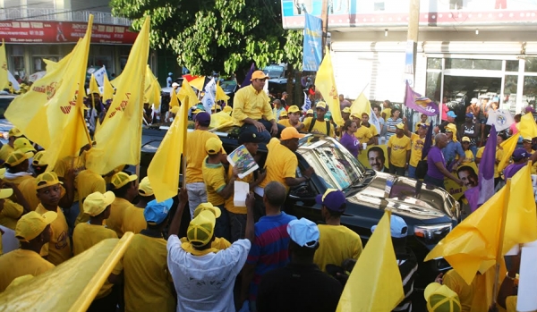 Roberto Justo, presidente del Movimiento Justo a Tiempo en una carabana a favor de Danilo Medina.