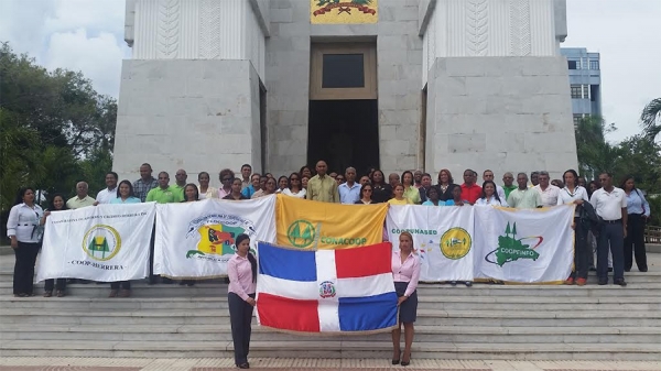 Dirigentes cooperativistas poco antes de depositar la ofrenda floral a los Padres de la Patria , con motivo del inicio del Mes del Cooperativismo.