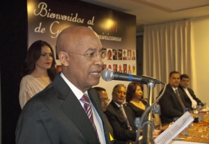 El periodista Carlos T. Martínez, se dirige al público presente en el acto de puesta en circulación de su libro Grandes Dominicanos.