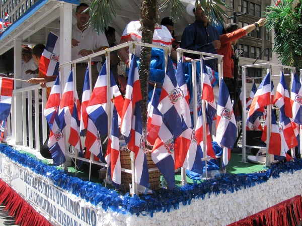 Comparsa con banderas dominicanas en un desfile en Nueva York.