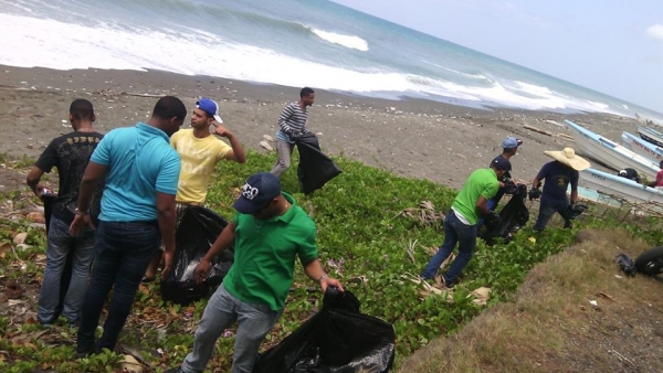 Jóvenes limpian Playa en Baní