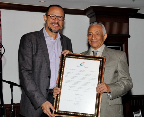 El ministro de Cultura, José Antonio Rodríguez, entrega el reconocimiento al cantautor dominicano Rafael Solano