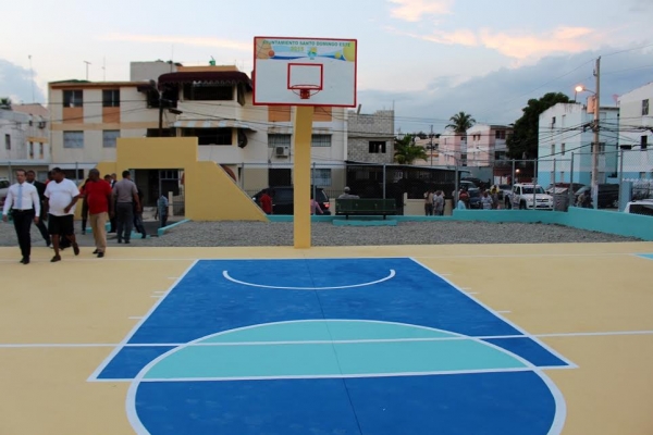 Alcalde de Santo Domingo Este inaugura parque y cancha. 