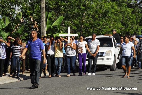 En algunos pueblos del interior, los familiares y amigos llevan el ataud con el cadáver desde el hogar, donde lo velan, hasta la iglesia para presentarlo ante Dios para que le de su protección en el cielo, dejándo ver su dolor, donde se suman los vecinos y gente que viene de todas partes a despedir la persona fallecida.