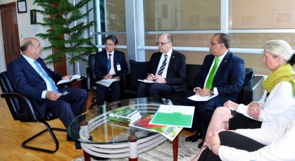 El ministro de Medio Ambiente, Bautista Rojas Gómez, recibe en su despaho al Jefe de la División de la Protección del Clima del Ministerio de Medio Ambiente de Alemania, Norbert Gorissen