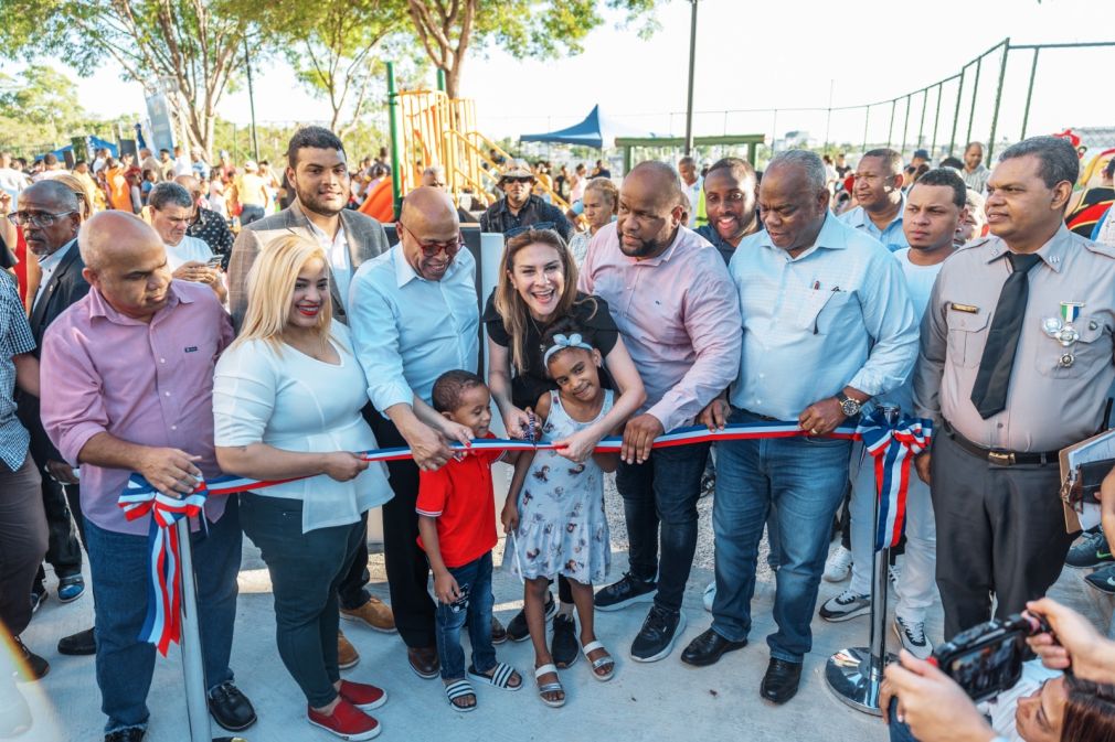 La alcaldesa Carolina Mejía durante el corte de cintas para la inauguración del nuevo parque.