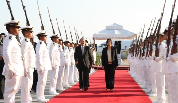 El presidente de República Dominicana, Danilo Medina, camina por la alfombra roja, a su llegada a Venezuela, donde recibió los honores militares.