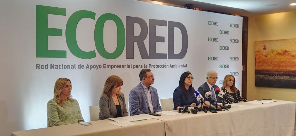 Ecored reiteró su llamado al Poder Ejecutivo para que revise detenidamente la modificación a la Ley 225-20 sobre Residuos Sólidos antes de su promulgación, señalando que el proyecto aprobado carece de ajustes técnicos y podría debilitar pilares fundamentales de la economía circular.