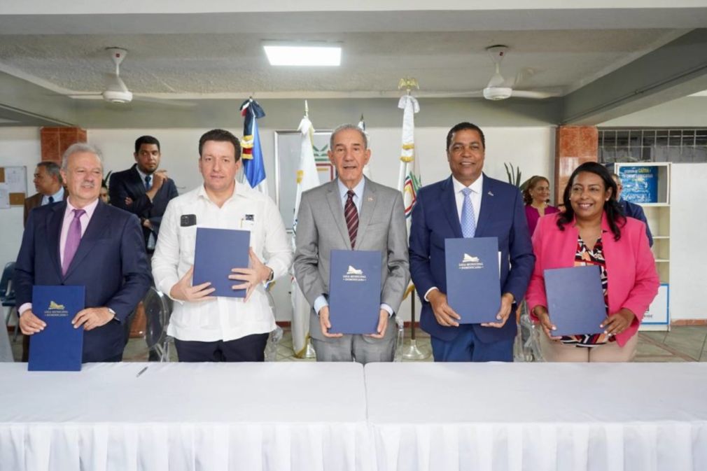 La firma de este acuerdo estuvo a cargo del presidente de la LMD, Víctor D´Aza; el canciller de Unicaribe, José Alejandro Aybar; y Manuel Campos Vidal, en representación de Daniel Rodríguez González, director adjunto y cofundador del ICE. Participaron como testigos de honor, el ministro de Educación Superior, Franklin García y la directora de la Carrera de Administración Municipal y directora del Máster de Comunicación Política y Marketing Digital de Unicaribe, Altagracia Tavárez.