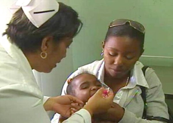 Enfermera vacuna una niña en San Cristobal. 