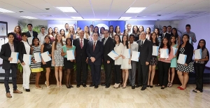 Autoridades de Unibe con los 56 estudiantes universitarios becados, quienes recibieron sus respectivos certificados..