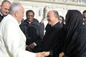 Encuentro en la Plaza San Pedro de El Vaticano del Papa Francisco con el procurador Dominguez Brito y la delegación dominicana.
