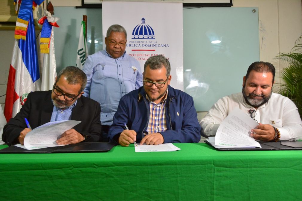 El acuerdo fue firmado entre el rector de Uafam, Rolando Reyes Luna, y el director del FEDA, Hecmilio Galván.