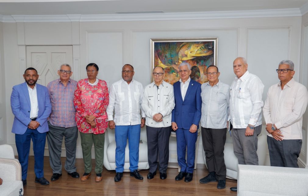 Las centrales sindicales sostuvieron una reunión con el presidente del Senado, Ricardo de los Santos.