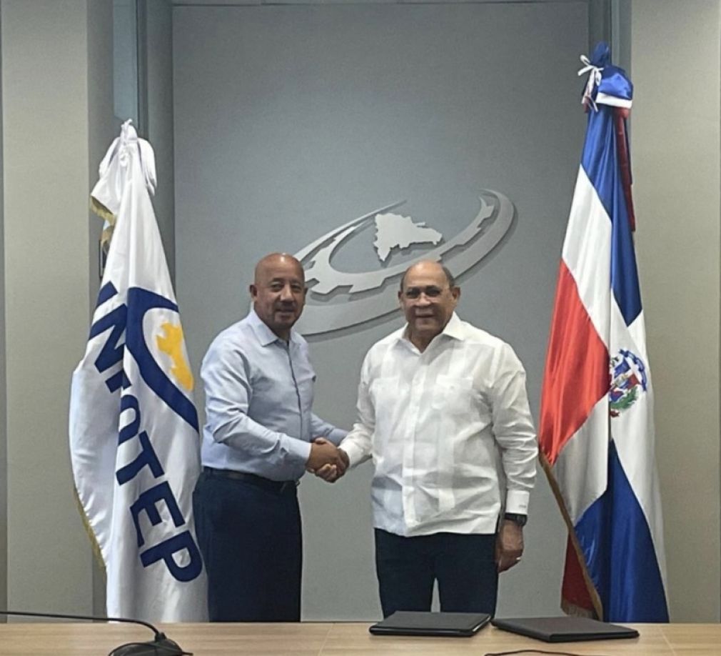 La carta compromiso fue suscrita por el director general del Infotep, Rafael Santos Badia, y el alcalde de Lawrence, Brian DePeña. 