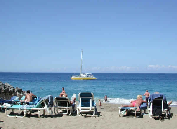 Extranjeros disfrutan en un resort de Puerto Plata.