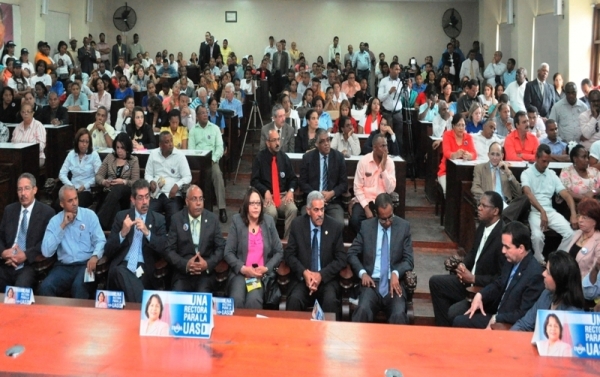 Parte de los participantes en la proclammmación de Emma Polanco a la rectoría de la UASD para el período 2014-2018.