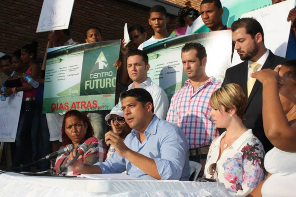 Víctor Pacheco se dirige a los presentes.