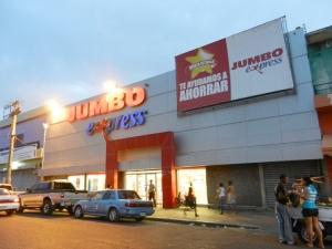 Vista frontal de la tienda Jumbo de la Avenida Duarte de la capital dominicana, la que fue condenada junto a Guardianes Dominicanos y Centro Cuesta Nacional al pago millonaario en favor de la madre de un menor que resulto baleado en un confuso incidente