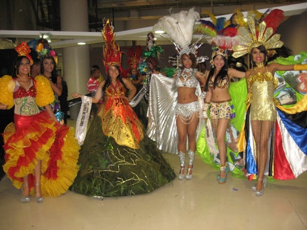 Estos hermosos trajes típico de la historia y cultura de San Juan de la Maguana desfilaron por lo que se convirtió en pasarela municipal, al concluir anoche la expo-municipios que organizó FEDOMU durante tres días en el Sambil 